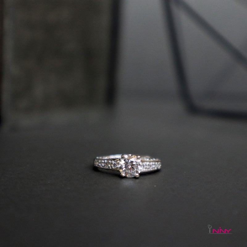 Solitaire with small diamond on the side ring